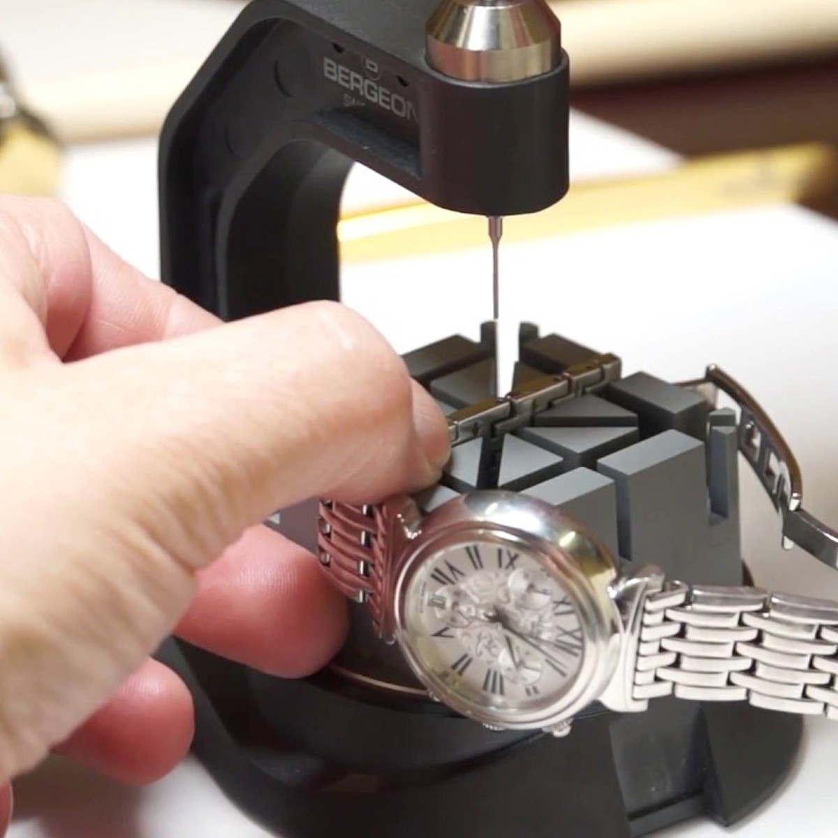 Kaufe Uhrenrückseiten-Press-Set, Nylon, verhindert ein Verrutschen,  12-teilig, passende Matrizen, Uhrengehäuseschließer für die Uhrenreparatur
